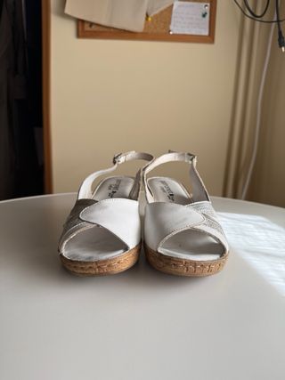 Sandalias cuña Perronet blancas y plateadas