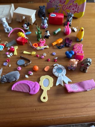 Lote de figuras y accesorios de juguete
