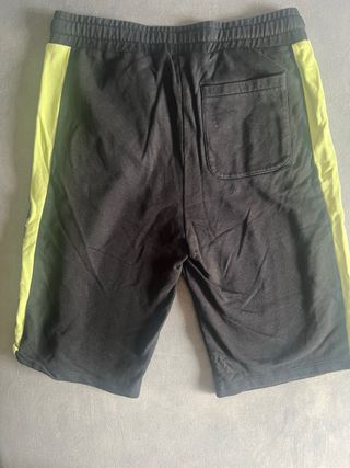 Pantalones cortos Guess negros y amarillos