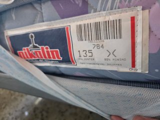 Cama de madera con colchón blanco