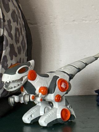 Juguete dinosaurio robot blanco y naranja