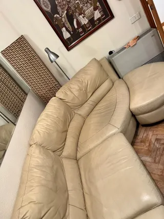Sofá de piel beige