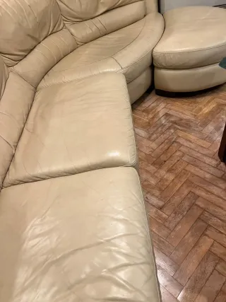 Sofá de piel beige