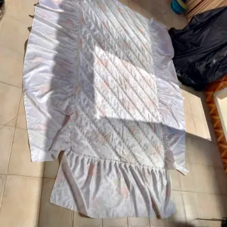 Colcha satinada floral cama pequeña