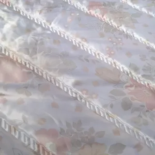 Colcha satinada floral cama pequeña