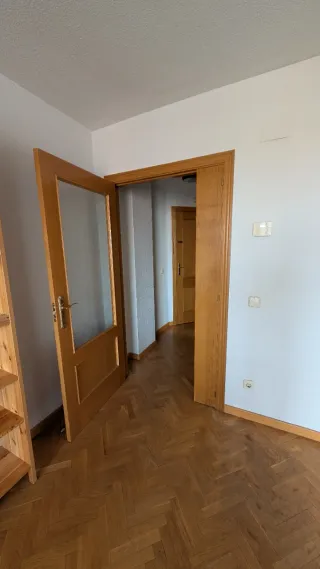 Puerta de madera con cristal