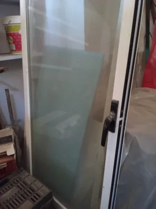 Puerta Aluminio Blanca con Manilla
