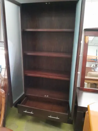 Mueble de salón con puertas de cristal
