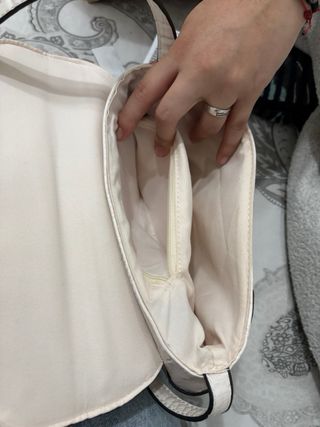 Bolso de mano beige efecto piel cocodrilo