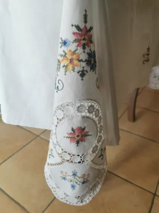 Tovaglia cotone ricamata a mano