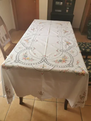 Tovaglia cotone ricamata a mano