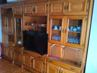 Mueble de salón de madera y cristal
