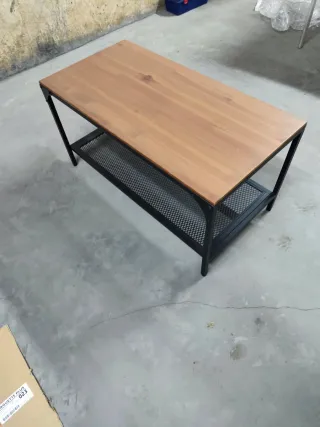 Mesa de centro de madera y metal.