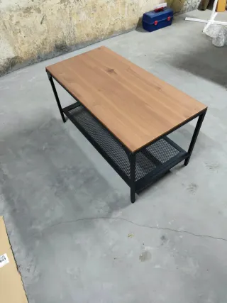 Mesa de centro de madera y metal.