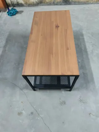 Mesa de centro de madera y metal.