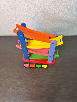 Tobogán de madera con 4 carritos