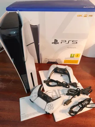 2 mandos y PS5 Slim con lector disco.