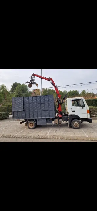 Camión grúa para recogida de poda