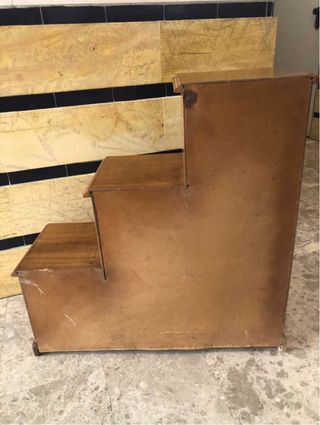 Mueble cajonero de madera escalonado