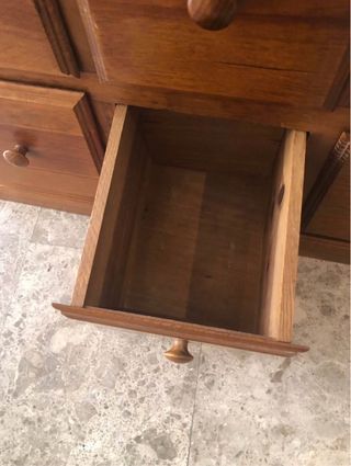 Mueble cajonero de madera escalonado