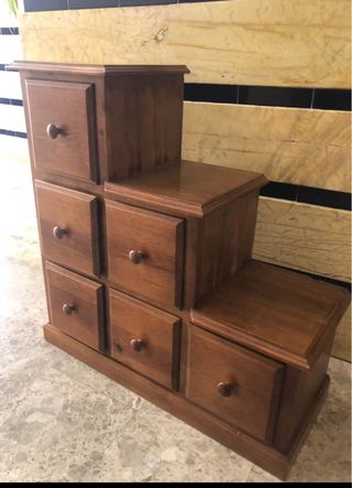 Mueble cajonero de madera escalonado