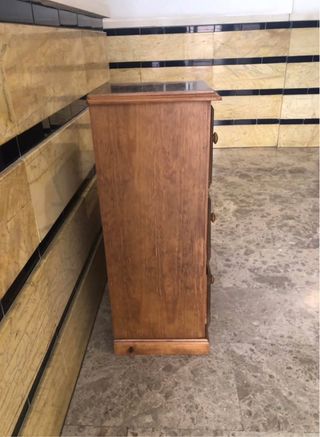Mueble cajonero de madera escalonado