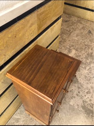 Mueble cajonero de madera escalonado