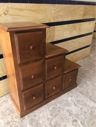Mueble cajonero de madera escalonado