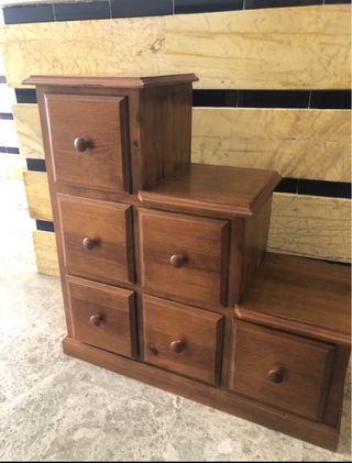 Mueble cajonero de madera escalonado