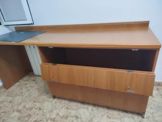 Escritorio de madera con cajones