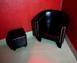 Butaca y reposapiés de piel negra