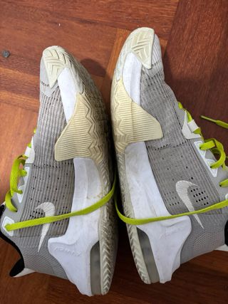 Zapatillas Nike grises con cordones verdes