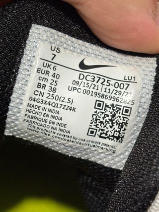 Zapatillas Nike grises con cordones verdes