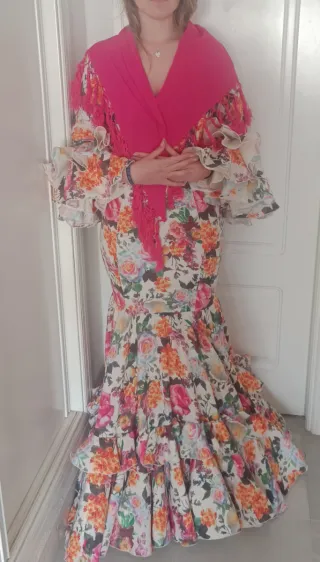 Traje Flamenca Flores  A estrenar con etiqueta