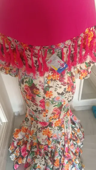Traje Flamenca Flores  A estrenar con etiqueta
