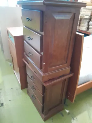 2 Mesitas de noche de madera