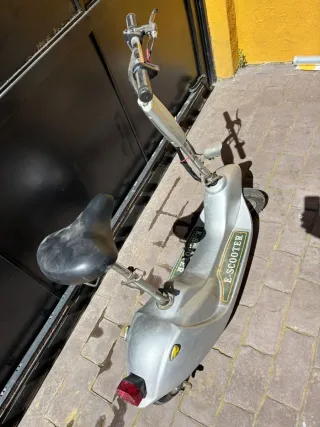 Patín Eléctrico Vintage con Asiento