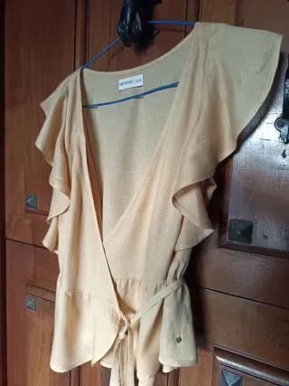 Blusa Brownie cruzada amarilla talla XS