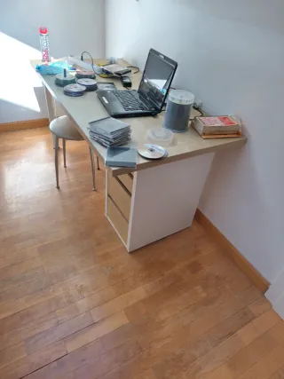 Escritorio con cajonera y silla