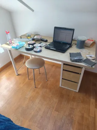 Escritorio con cajonera y silla