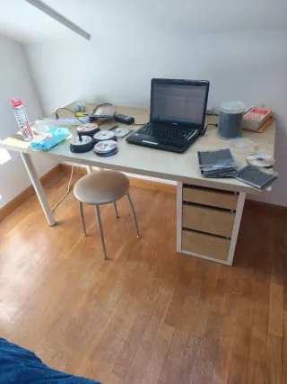 Escritorio con cajonera y silla