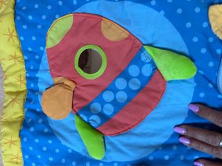 Manta de juegos infantil con figuras