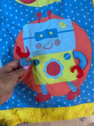 Manta de juegos infantil con figuras