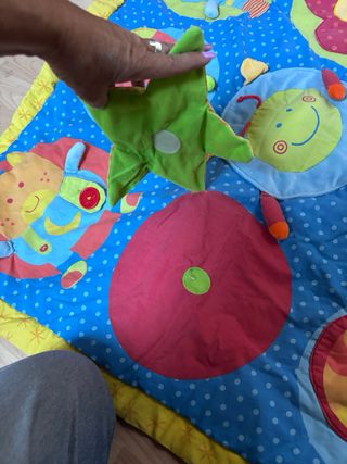 Manta de juegos infantil con figuras