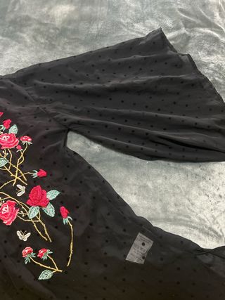 Kimono negro bordado flores rojas
