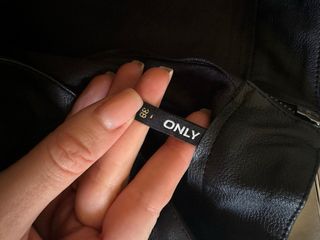 Falda efecto piel ONLY negra Talla XS