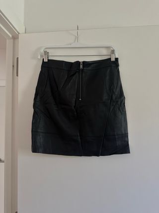 Falda efecto piel ONLY negra Talla XS