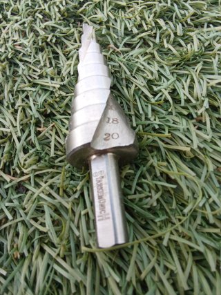 Brocas escalonadas de metal