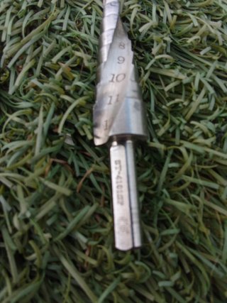 Brocas escalonadas de metal