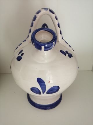 Botijo de cerámica azul y blanco